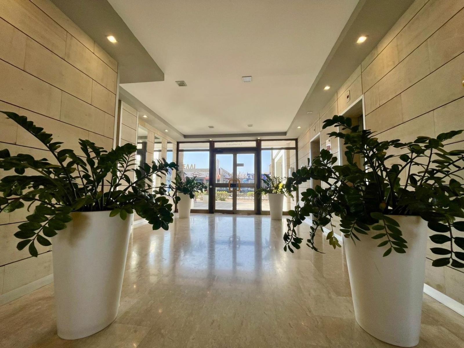 Sea View Suite In Makenzy Lárnaca Exterior foto